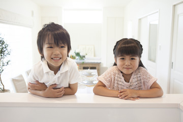 腕を組む男の子と女の子