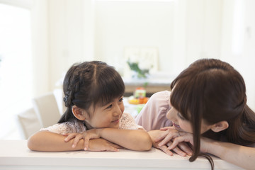 腕を組むお母さんと女の子