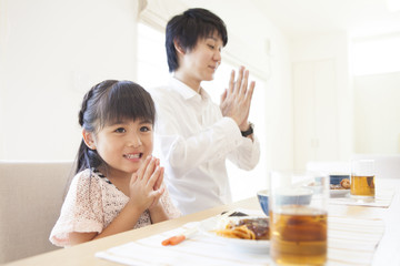 食事をするお父さんと女の子