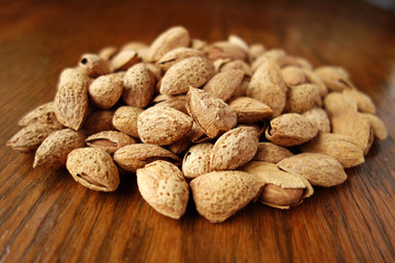 殻付き焼きアーモンド