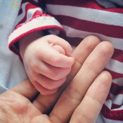Zelfklevend Fotobehang Little fingers of a newborn © christianmutter