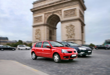 Fototapeta na wymiar Autoverkehr am Triumphbogen in Paris, Frankreich