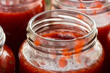 Erdbeermarmelade in einem Einmachglas macro