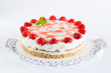 Torte Erdbeer Frischkäse isoliert als Freisteller