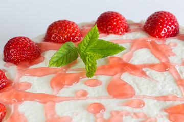 Torte Erdbeer Frischkäse isoliert als Freisteller