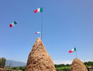 Covoni di fieno con bandiere italiane