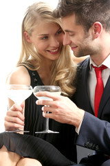 flirtendes Päärchen auf der Party