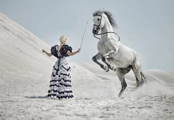 Vlies Fototapete Foto des Tages Attraktive Blondine trainiert das Pferd