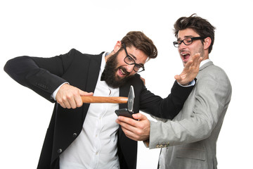 Mann zerstörrt Smartphone