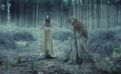 Abwaschbare Fototapete Artist KB Junger sexy Traner mit dem Tiger