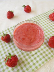 Erdbeer-Schaum in kleinen Dessertgläsern