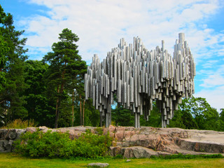 Памятник из труб