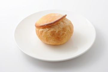 お皿にのせたフランスのパン Champignon シャンピニヨン 白背景