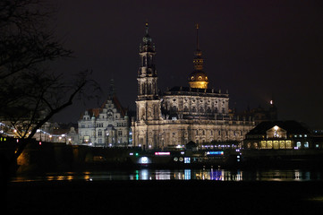 Fototapeta na wymiar Neustädter Ufer Dresden bei Nacht
