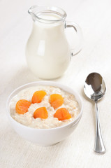 Oatmeal porridge with dried apricots