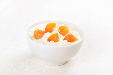 Oatmeal porridge with dried apricots