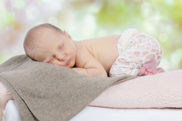 Schlafendes Baby im Garten