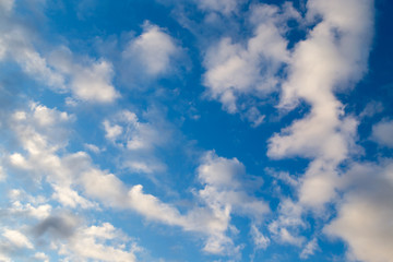 Obraz premium Beautiful clouds on a blue sky as background