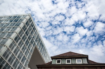 Fototapeta premium Bürogebäude alt und neu