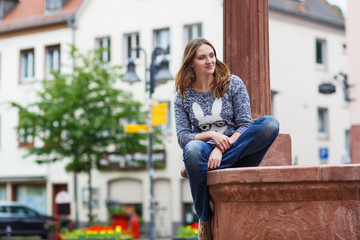 Fototapeta na wymiar Beautiful woman posing at the camera in german city
