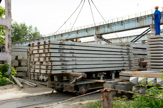 Handling of concrete slabs on a railway platform