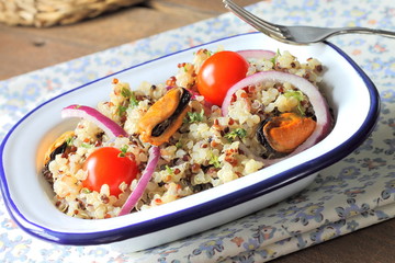Quinoa salad with mussels, onions and tomatoes