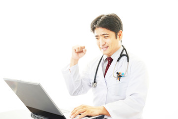 ガッツポーズの医師