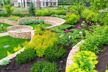 Photo sur Plexiglas Vert-citron Aménagement paysager dans le jardin de la maison, belle arrière-cour paysagée de la maison d& 39 habitation