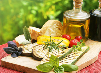 Gegrilltes Gemüse mit Öl und Essig, Antipasti, copy space
