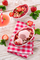 Obraz na płótnie Canvas strawberry crumble whit ice cream