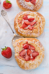 Almond cakes with vanilla and strawberries
