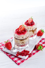 Strawberry - currant crumble Dessertt