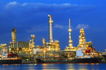 Obraz na płótnie Canvas heavy industry land scape of petrochemical refinery plant with