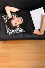 Mit dem Laptop auf dem Sofa