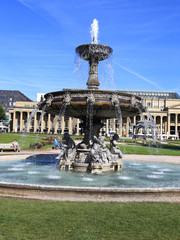 Stuttgart, Brunnen auf dem Schlossplatz (Juli 2014)