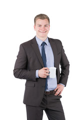 Junger Mann hält eine Tasse Kaffee