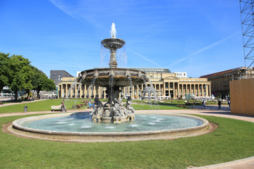 Stuttgart, Brunnen auf dem Schlossplatz (Juli 2014)