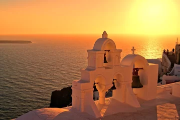 Photo sur Plexiglas Santorin Cloches d& 39 église de Santorini Grèce donnant sur la mer au coucher du soleil