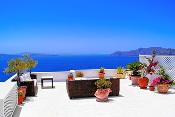 Terrasse luxueuse avec vue sur la mer à Santorin, Grèce