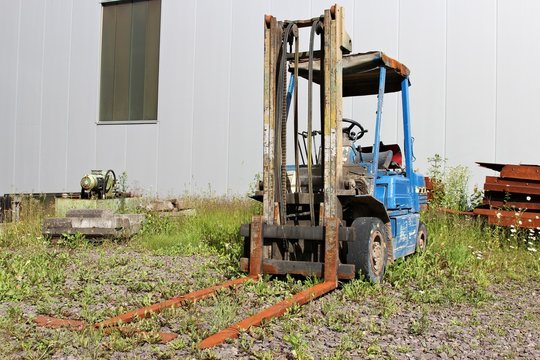 alter Gabelstapler auf einem Hinterhof