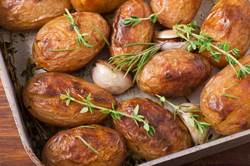 Roasted potatoes with garlic