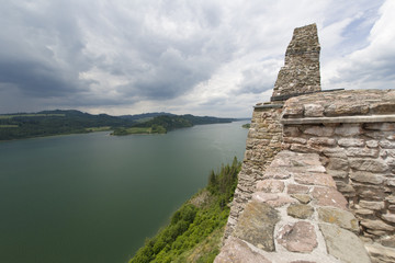 Widok na Zalew Czorsztyński, z mur&oacute;w Zamku Czorsztyn
