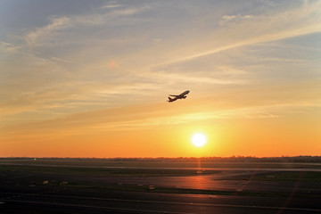 Plakat Startendes Flugzeug vor der Abendsonne