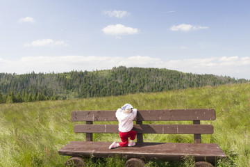 Dziecko na ławce w górach,  © Piotr Szpakowski