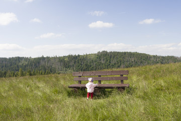 Małe dziecko na górskiej polanie © Piotr Szpakowski