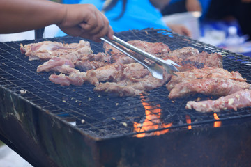 People are grilling pork on the stove