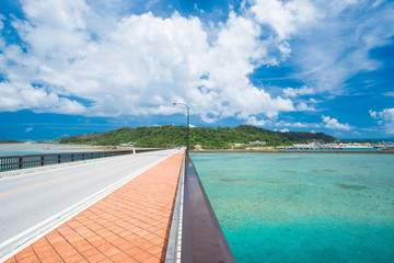 Fototapeta na wymiar 沖縄の海・浜比嘉大橋