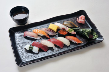 寿司盛り合わせと味噌汁-2