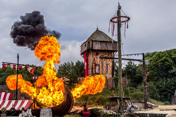 Obraz premium L'attaque du Fort de l'An mil par les Vickings au Puy du Fou