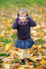 portrait of a little girl in a park in autumn